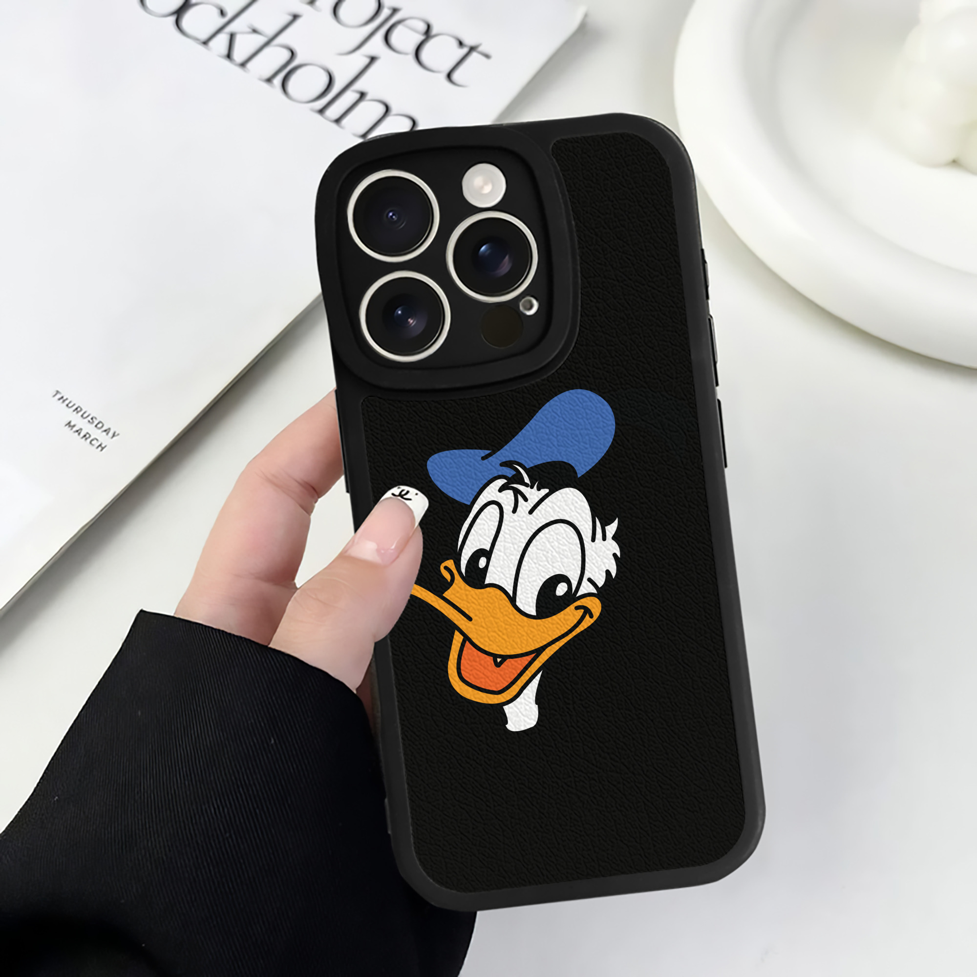（画像用） ミッキーマウス Mickey Mouse 【iPhone 16シリーズ対応】シリコンスマホケース（レザー調） 材質：シリコン